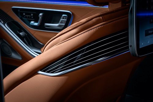 Mercedes-Benz S-Klasse. Im Innenraum der S-Klasse erreicht der moderne Luxus das nächste Niveau. Die Designer haben ein von Eleganz, Hochwertigkeit und Leichtigkeit geprägtes Wohlfühlambiente mit Lounge-Charakter geschaffen.  Mercedes-Benz S-Class. Modern luxury attains the next level in the interior of the S-Class. The designers have created a feel-good ambience with lounge character marked by elegance, high quality and lightness.