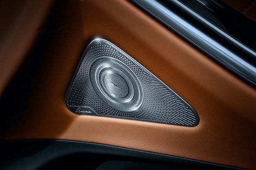 Mercedes-Benz S-Klasse. Im Innenraum der S-Klasse erreicht der moderne Luxus das nächste Niveau. Die Designer haben ein von Eleganz, Hochwertigkeit und Leichtigkeit geprägtes Wohlfühlambiente mit Lounge-Charakter geschaffen.  Mercedes-Benz S-Class. Modern luxury attains the next level in the interior of the S-Class. The designers have created a feel-good ambience with lounge character marked by elegance, high quality and lightness.