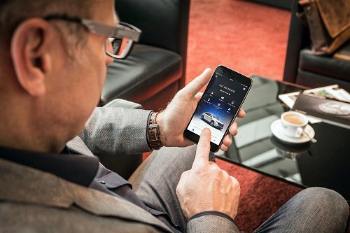 Mercedes me App Startbildschirm/Hauptmenue; Mercedes-Benz EQC 400 4MATIC (Stromverbrauch kombiniert: 21,3–20,2 kWh/100 km; CO2-Emissionen kombiniert: 0 g/km)* Mercedes me App Startscreen/ Main menue; Mercedes-Benz EQC 400 4MATIC (combined power consumption: 21.3-20.2 kWh/100 km, combined CO2 emissions: 0 g/km)*