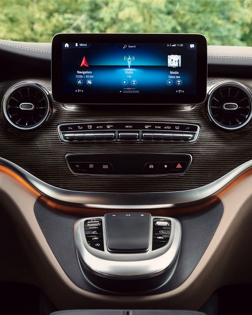 Mercedes-Benz User Experience, MBUX, V-Class, Make your move, Interior, Touchscreen, Close-up, Navigation, Live-Traffic, Hey Mercedes, Mercedes me, Mikkel, Cockpit
