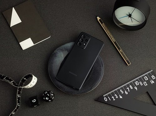 Galaxy_A52_lifestyle_black