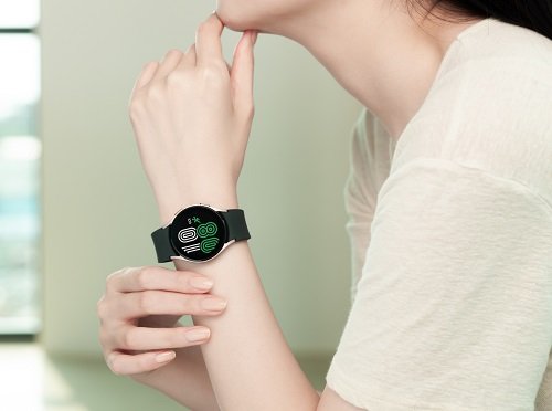 9. Galaxy Watch4_Lifestyle_Outbox Strap2
